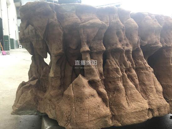  男子山林挖出巨石  重达1吨外型奇异 - 新闻频道