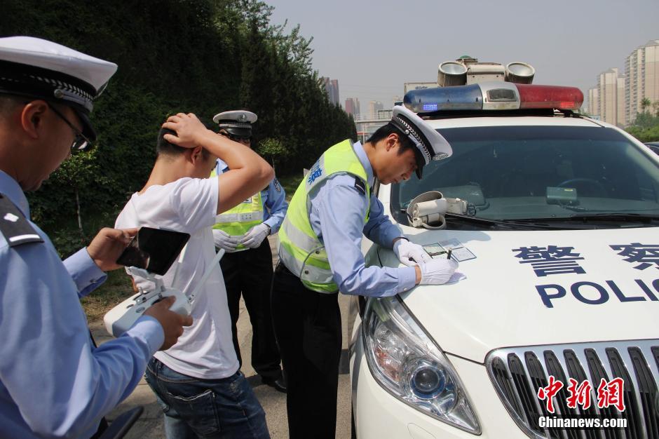西安交警首次启用无人机航拍高速公路违法