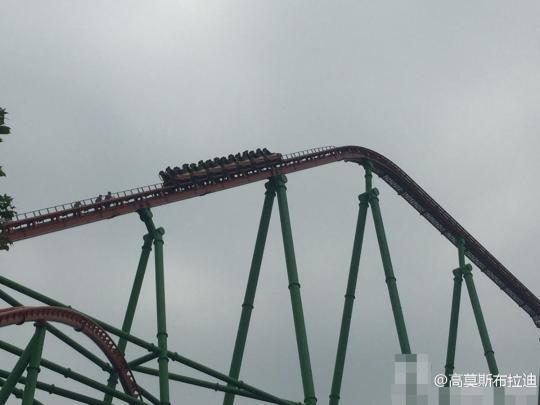 南昌万达乐园过山车故障 16人悬70米高空 - 新