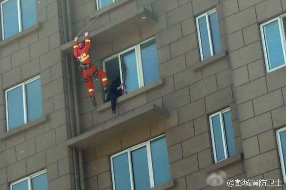 消防员飞脚营救轻生欲跳楼女子 -- 佛山E家|佛