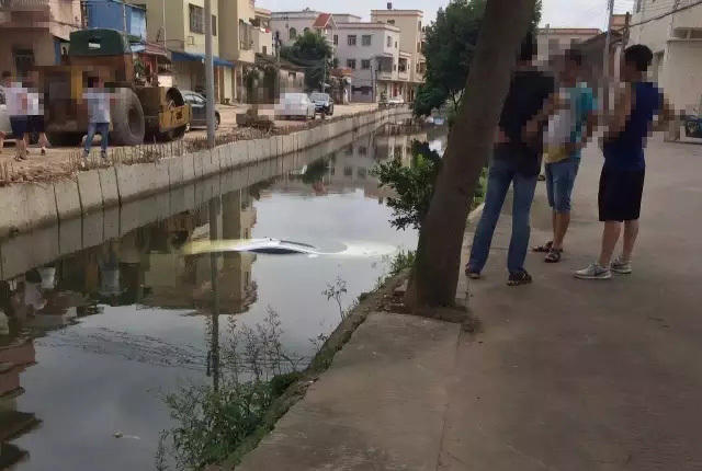 广东中山女子驾车冲进河 车上还有女儿 -- 佛山