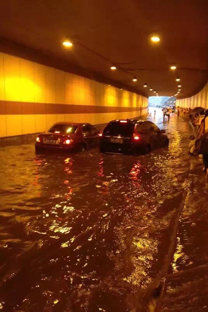 广州遇暴雨部分路段水浸过腰