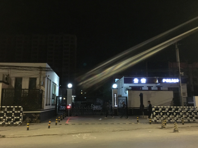 凌晨1点半，雷洋亲属到达派出所，被告知雷洋因涉嫌嫖娼，在警车带往派出所的途中因心脏病突发死亡。4点半，雷洋亲属随警察来到医院，见到雷洋手臂和头部都有明显淤血，与警察交涉，警察给出答复为路途中雷洋反抗强烈，跳车头部着地所致。亲属要求对遗体拍照留存被禁止。