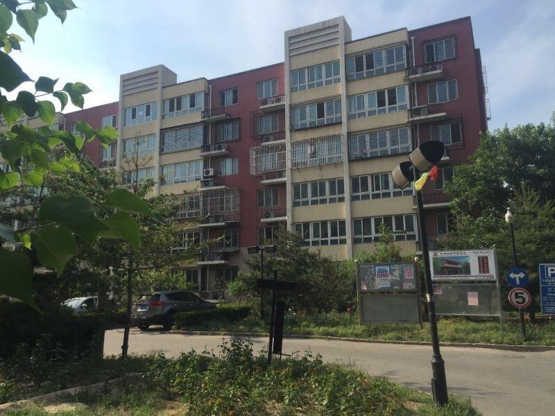 案发地点旁边一个超市里的老板娘声称，那天晚上，她看见一辆面包车和一辆警车，她在超市里听见外面有人喊“救命”，是个男的声音，然后就没动静了。