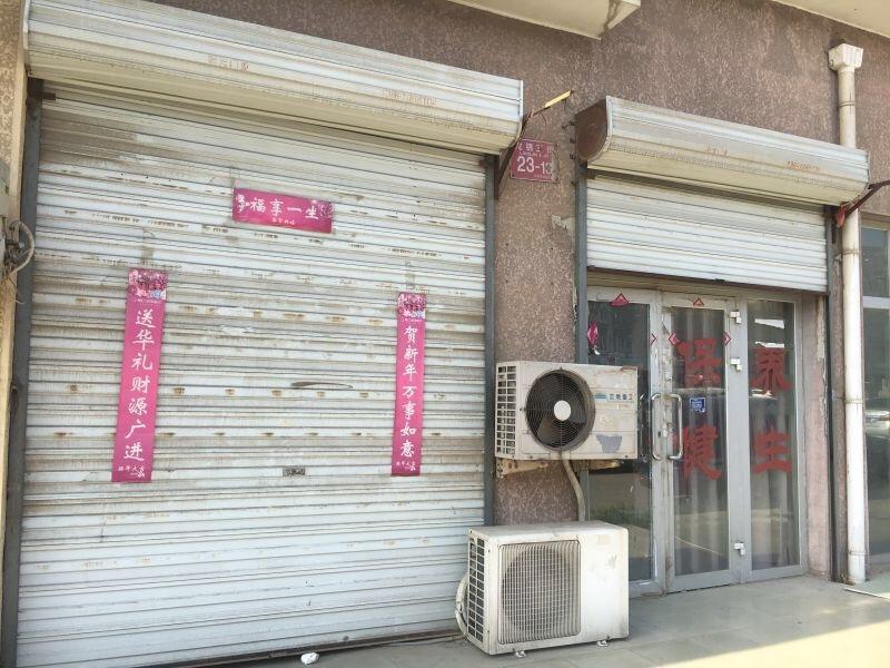 案发地点龙锦家园东五区：目击者称男子在图中广告牌下方位置被按倒。