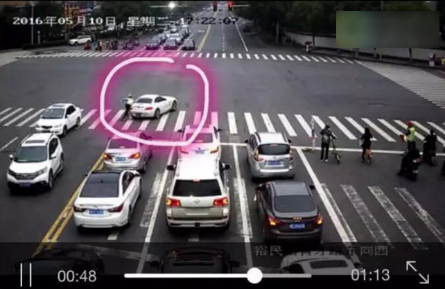 18岁海归留学生开临牌宝马跑车拖行交警30米现场视频组图