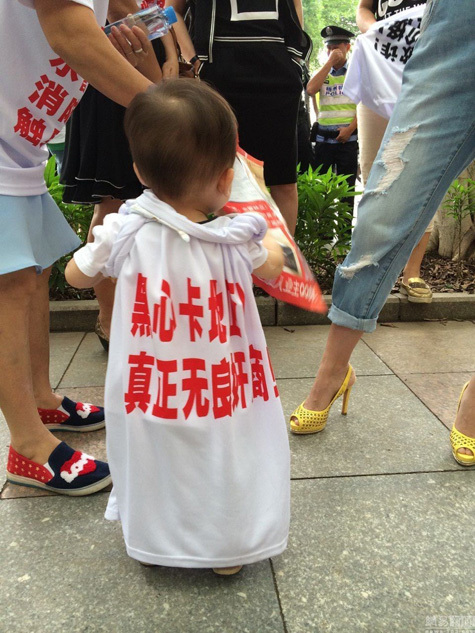 广西某楼盘业主抗议 称开发商蒙骗消费者 -- 佛