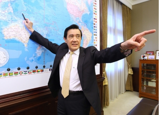 马英九步出"总统府":谢谢大家珍重_高清图集_新浪网