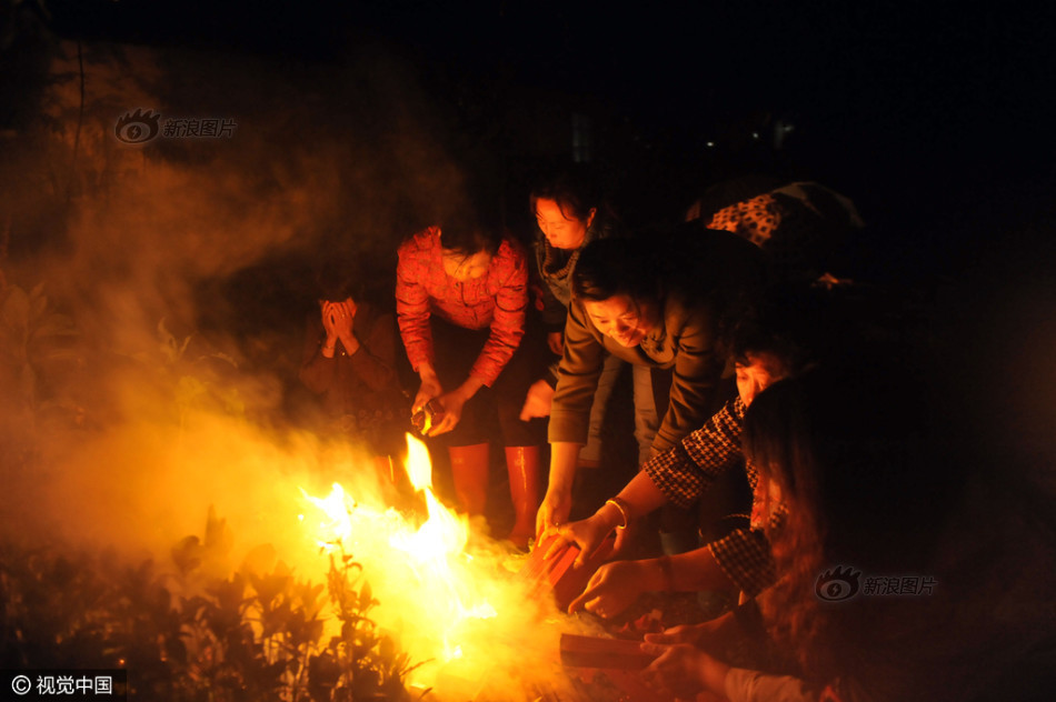 安徽高考生家长冒雨抢头香拜神树 - 新闻频道