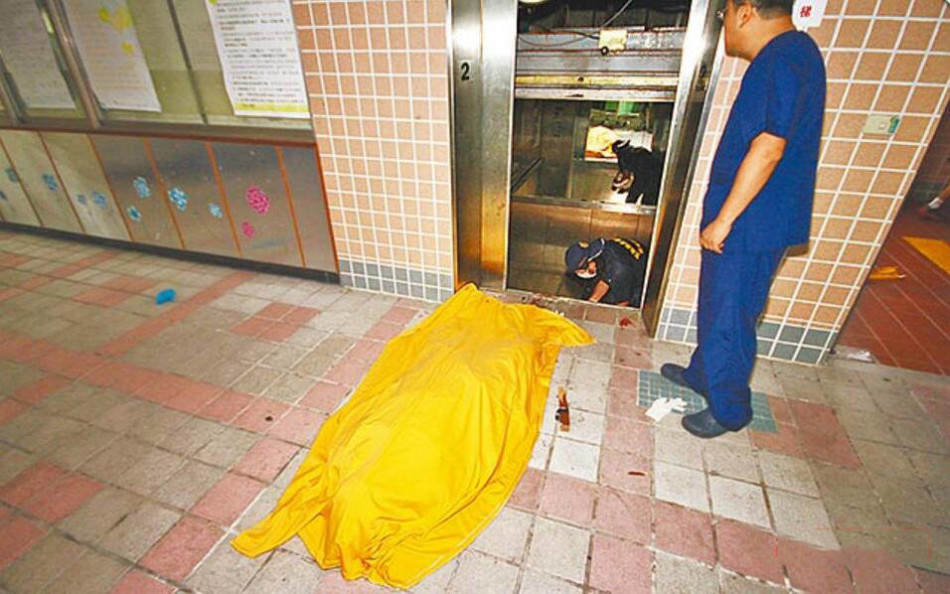 大学电梯出事故夹死驻校医生