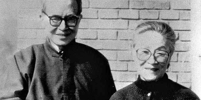 多年前，钱钟书便给了她一个最高的评价：“最贤的妻，最才的女”。图为杨绛夫妇。