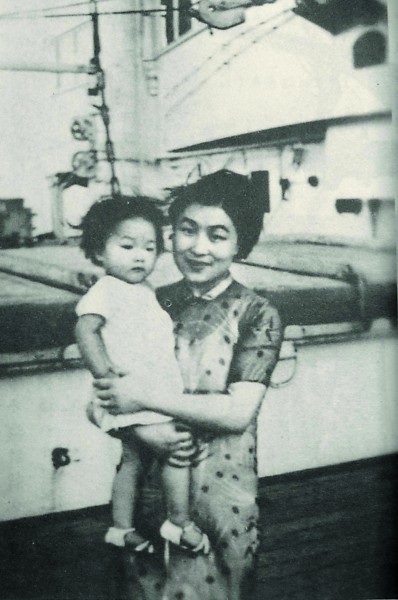 图为杨绛与女儿。