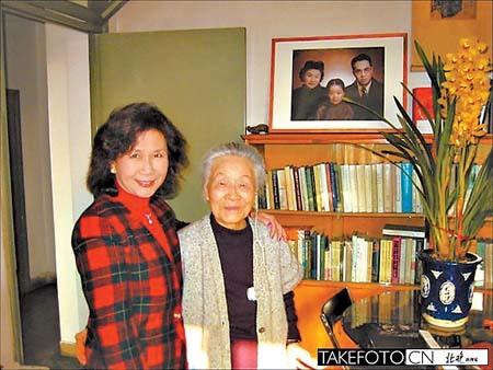 李黎（左）与杨绛合影，旅美台湾作家李黎记录大陆名家。