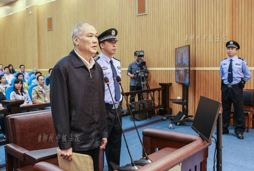 据《羊城晚报》报道，2013年浙江一位准新郎称出8888888元百元人民币为102公斤，据此估算，朱明国不能说明来源的财产超过1吨重。