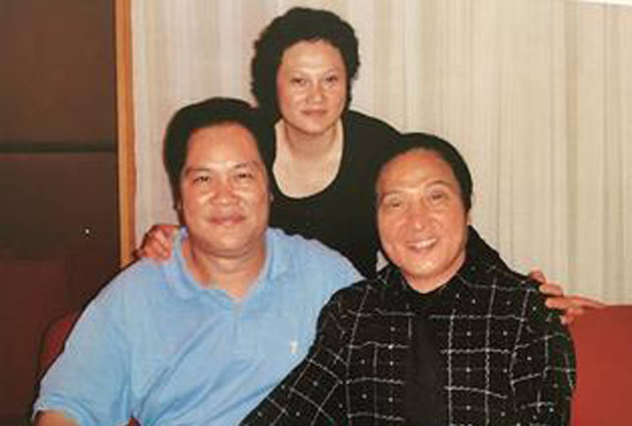 “朱明国顺利脱险后，专程去感谢王林，在机场见到王林时，当着众人的面给王林下跪。”每逢过年和王林生日，朱明国都会亲自去芦溪王府，每次都带着东西。图为朱明国及妻子与王林合影。