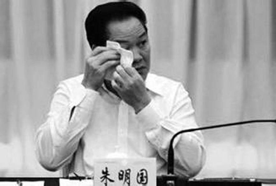 从一名小学教师步入仕途，历经三省份任职，官至正部级，甚至被传有望接任黄华华主政广东，朱明国曾经被认为是一颗冉冉升起的“政治明星”。