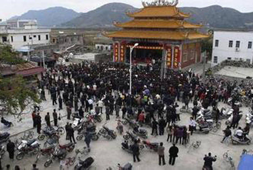 朱明国仕途中的“高光时刻”是“乌坎事件”。《南方日报》报道称，朱明国来到乌坎村，就拿起扩音器向村民喊话，宣布乌坎村的老百姓主要诉求是合理的，个别干部在工作中也确实存在问题。同时他还承诺保证反映问题的村民的安全。对于这名省里来的高官，村民们的评价普遍是正面的。