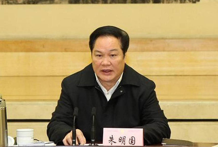 据《民主与法制》报道，当时一位广东媒体人透露：“临近两会，朱明国突然被叫去中央党校学习，虽是省政协主席，但整个两会期间，他只在3月6日下午在友谊宾馆的表态发言上出现过1次。”该媒体人称：“感觉他那会精神大变，气场全无，打哈欠，畏寒，中途还去过两次洗手间干呕。”