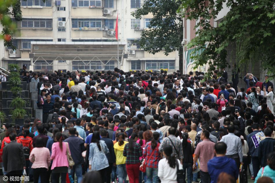 西安小升初考试场面壮观 - 新闻频道 - 黔南在