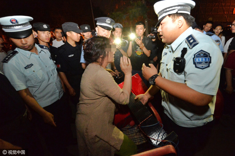 中高考临近 北京民警夜查户外KTV - 新闻频道