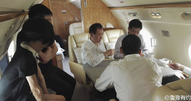 王健林参加鲁豫有约 私人飞机内直播斗地主现场照片