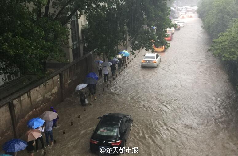 午夜精品视频