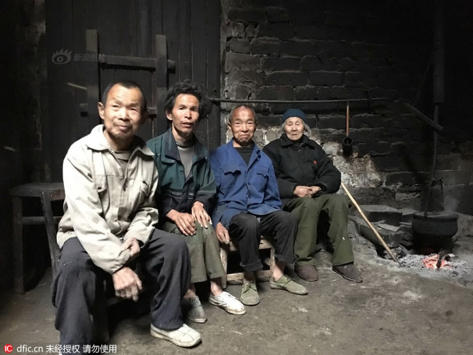 jk美女扒开胸罩秘 露出奶
