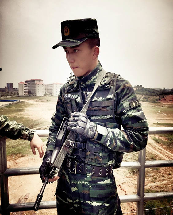 最帅武警杨明鑫走红 高大帅气不输宋仲基