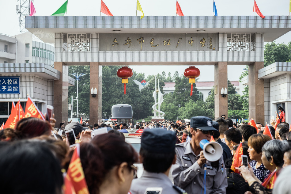 亚洲人口高中_毛坦厂中学万人送考 亚洲最大考试工厂震撼航拍2016-06-06 09:08:(3)