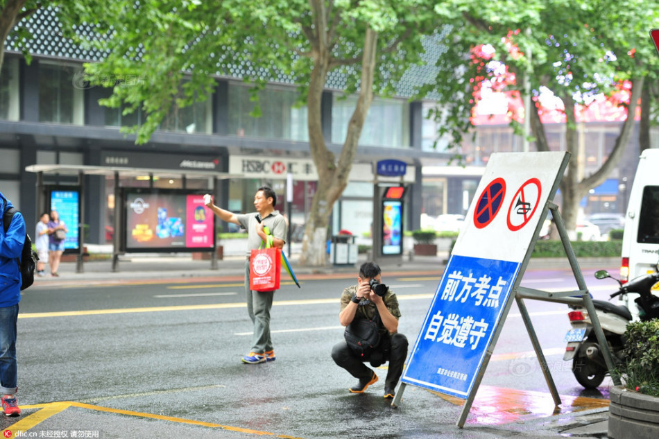 国外小伙与八旬老太鸡巴操逼视频