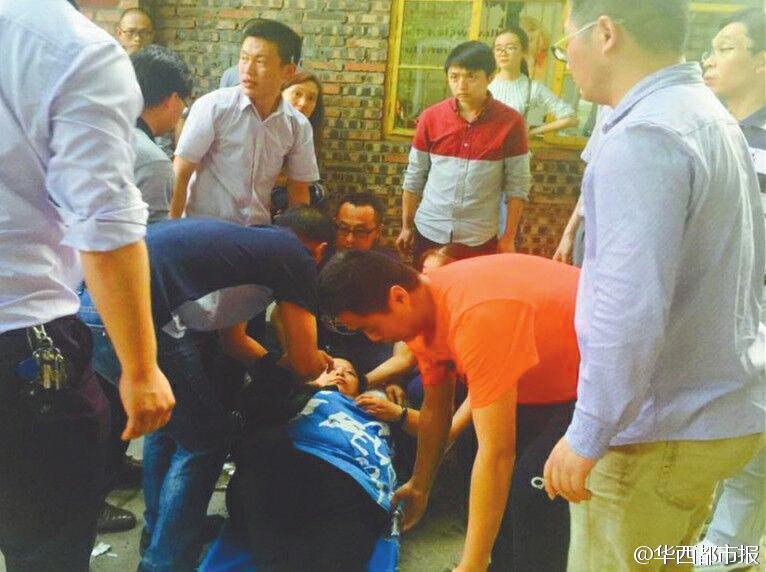 女警吊起来两腿扯开电击