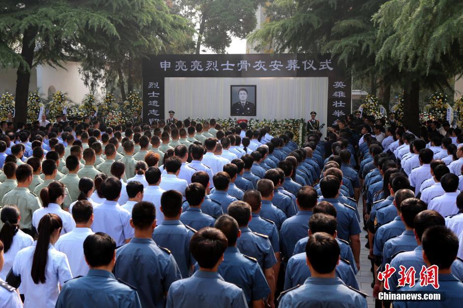 女仆扒开 跪着让客人打屁头像