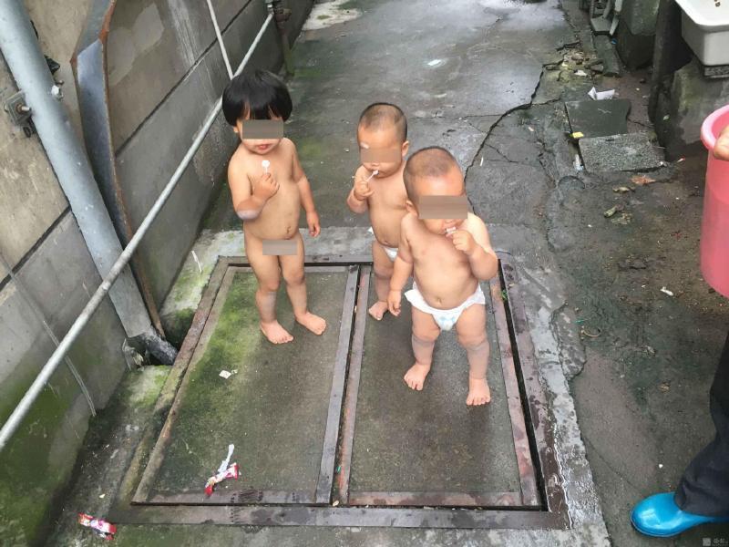 2岁姐姐带弟妹离家出走