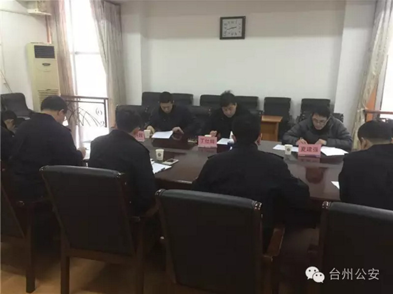 公交车上拨开奶罩揉吮