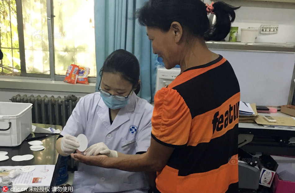 女性正面裸体撒尿