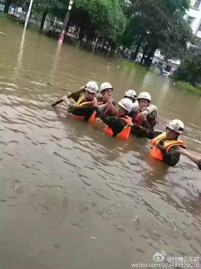 女仆扒开 让客人添