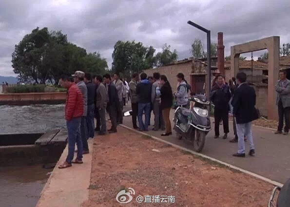 八重神子扒开胸罩 给男生看