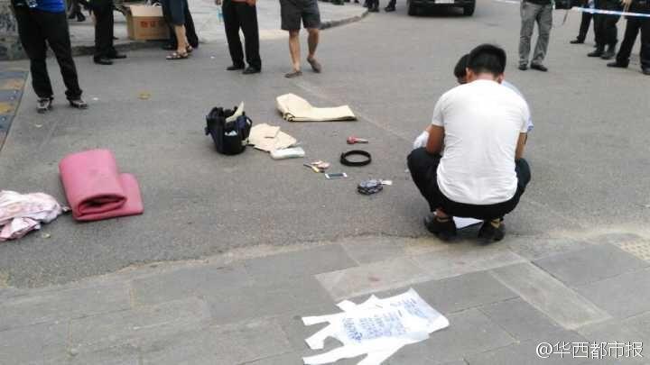 四川2名女毒贩持枪拒捕并劫持5名人质 警方5秒解救人质现场组图