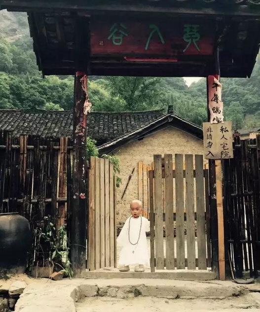 男子带妻女隐居武当深山 与世无争