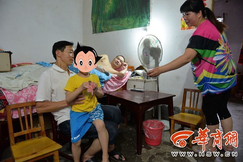 撕开她的内裤慢慢摸她的胸