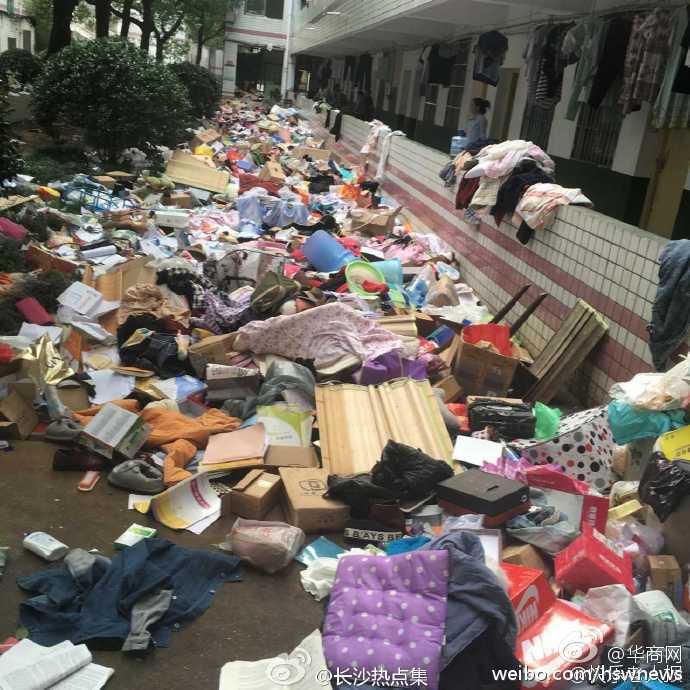 荷兰女同性恋公共场合做性爱视频