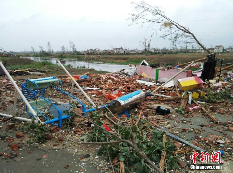 男同被六个男摁住cao到哭