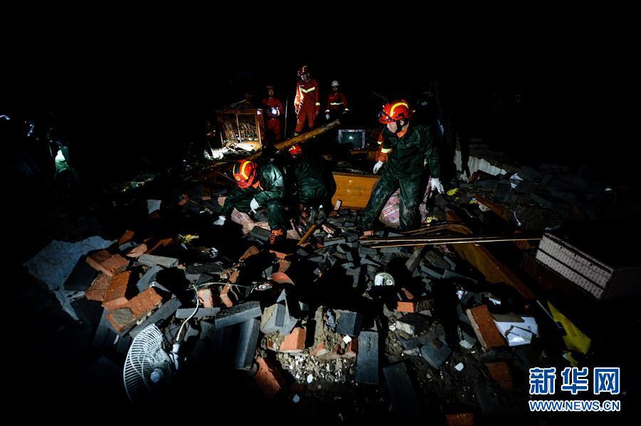 江苏阜宁龙卷风灾害现场照片：救援人员连夜搜救 睡高速路