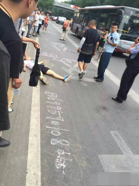 《老师脱了内裤摸爆乳动漫》