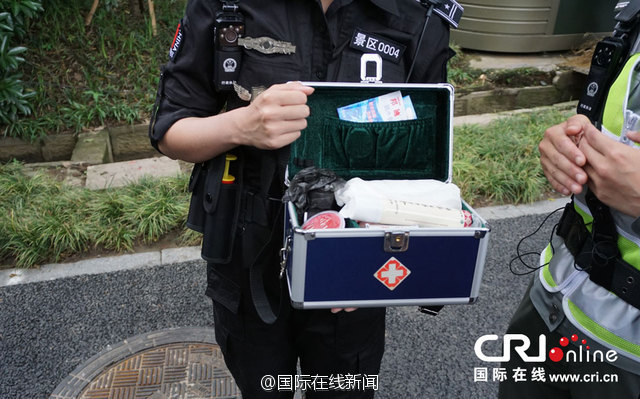 Xxxxwww偷闻袜子闻裤衩闻鞋调教