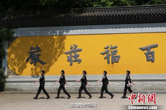 00粉嫩馒头学生一线天