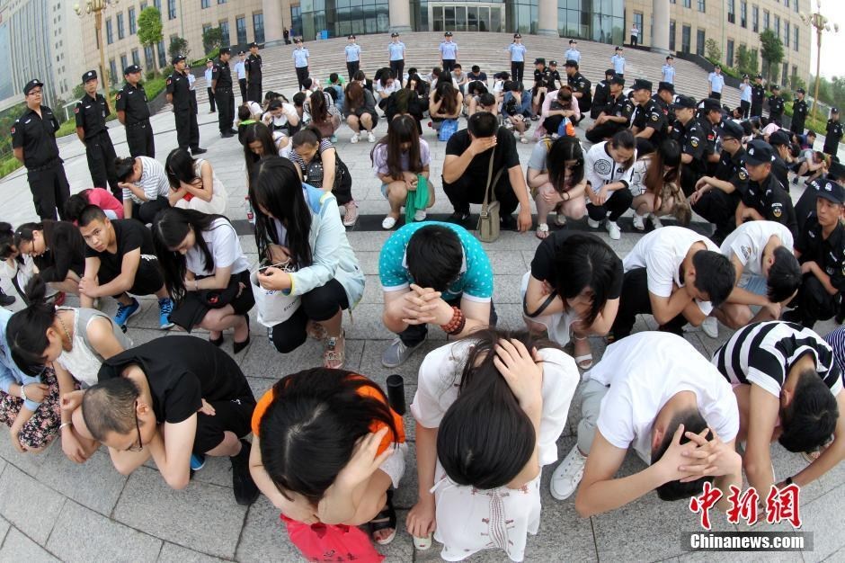 手伸进胸罩里摸两个奶