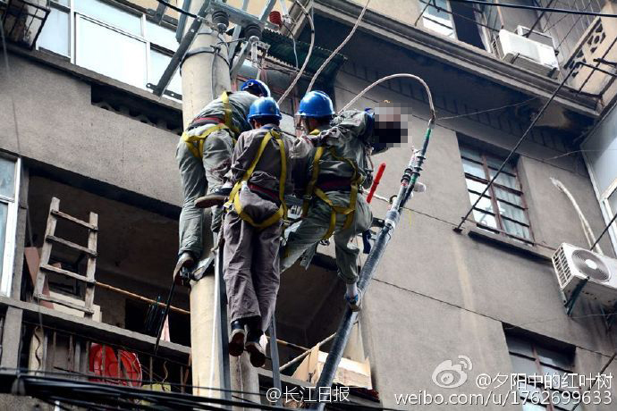 美女扒开尿口让男人捅