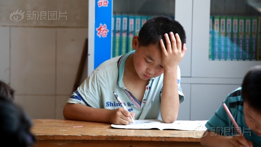 手伸进胸罩里摸两个奶