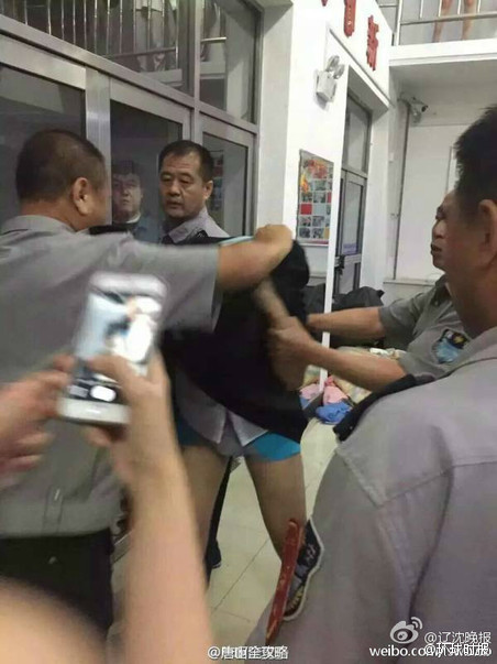 瑶脱了内裤打开腿让人摸
